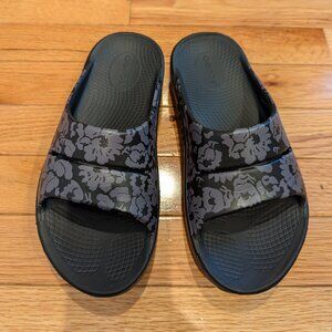 OOFOS comfort slides / sandals.
